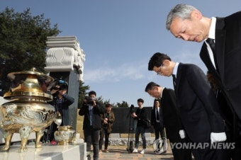 김대중 전 대통령 묘소 참배하는 김문수