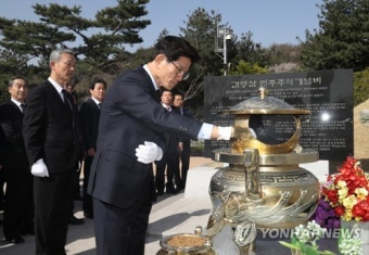 김영삼 전 대통령 묘소 참배하는 김문수