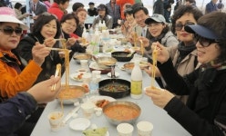 청산 생선국수 축제 대박…이틀간 1만여명 몰려