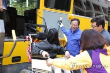 장애 학생 하굣길 체험하는 민병희 강원도 교육감