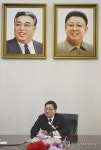 인터뷰하는 북한 제재피해조사위원회 보도관
