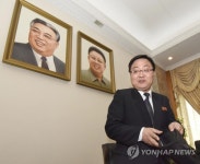 인터뷰하는 북한 제재피해조사위원회 보도관