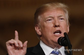 트럼프, 아베에 '납북자' 문제해결 노력 약속…