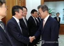 문 대통령, 김수길 JTBC 사장과 인사