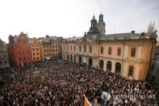 스웨덴한림원 성추문 불똥에 여성총장 사퇴하자 수천명 시위