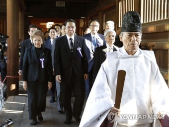 야스쿠니 집단참배하는 일본 의원들