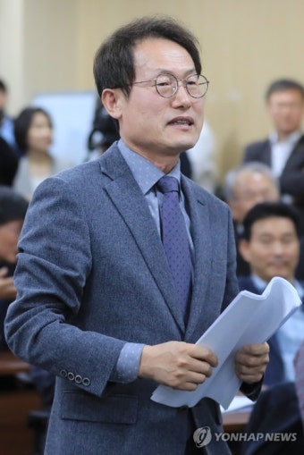 기자회견장 들어서는 조희연