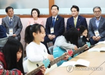 통기타 수업 참관하는 김상곤 부총리