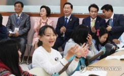 통기타 수업 참관하는 김상곤 부총리