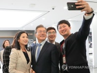 연구원들과 사진찍는 문 대통령
