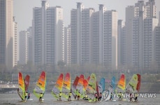 한강에 뜬 윈드서핑 퍼레이드