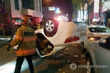 사우나 주차장 외벽 뚫고 승용차 추락…운전자 중상(종합)