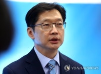 답변하는 김경수