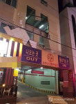 사우나 주차장 외벽 뚫고 승용차 추락