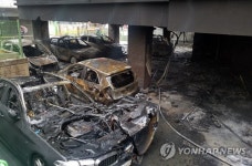 잿더미로 변한 오산 원룸 주차장