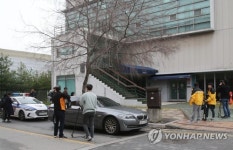 댓글 출판사 앞의 취재진