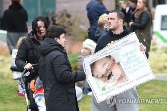 이탈리아, 영국 희소병 아기에 시민권…