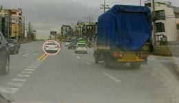 안 따라올줄 알고…초등학교 앞 신호위반 걸리자 난폭운전