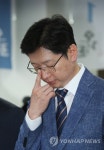 안경 고쳐쓰는 김경수 의원