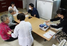 농촌 노인 질병 걱정 뚝…영동 경로당 주치의 호응