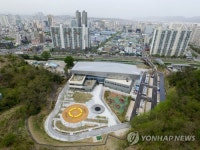 대형 벽면서가 갖춘 울산도서관 개관…180개 도서관 컨트롤타워