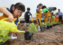 물 주는 어린이 농부들