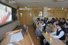 진지한 표정으로 TV 보는 중학생들