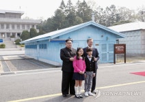 [남북정상회담] 남북정상, 화동과 함께