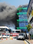 롯데시네마 익산점 신축공사장 화재…근로자 2명 구조 중