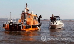 표류하던 레저보트 승선객 구조하는 해경
