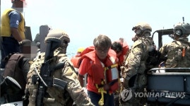 풀려난 마린 711호 선원 청해부대 고속단정 탑승
