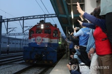 구형 새마을호 마지막 운행 배웅하는 시민