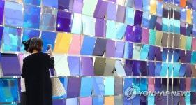 작품 살펴보고 참석자들