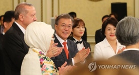 만찬장 입장한 한-터키 정상 내외