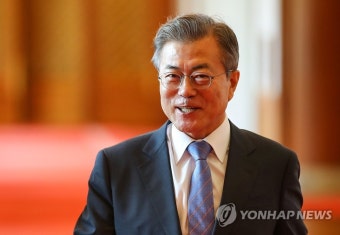문 대통령 헌법기관장 오찬 입장