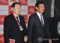 레드카펫 선 이충직 집행위원장과 박순종 권한대행
