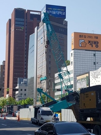 강남대로 신분당선 공사장 크레인 '기우뚱'…인명피해 없어
