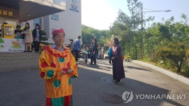 피에로로 변신한 교장 선생님