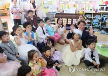 아이들 동작 따라하는 안철수