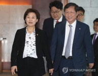 입장 하는 김현미 장관