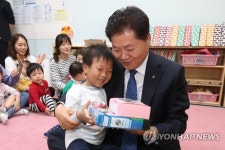 [동정] 김병원 농협회장, 사내어린이집 방문