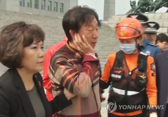 폭행당해 병원 향하는 김성태 원내대표