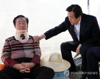 김성태 원내대표 옷에 묻은 먼지 제거하는 김무성 의원