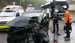 태백서 버스-승합차 충돌…9명 다쳐