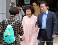 시민과 인사하는 박원순 시장 내외