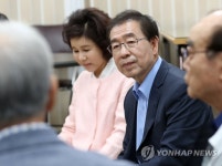 경로당 찾은 박원순 시장 내외