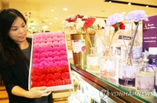 광주신세계 카네이션 디퓨저로 시들지 않는 효심 선물하세요