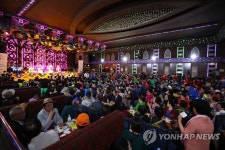 무도회장에서 열린 어버이날 행사