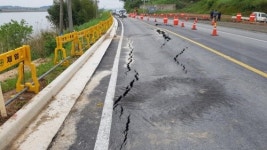 쩍쩍 갈라지고 주저앉은 영산강변 도로, 연말까지 복구
