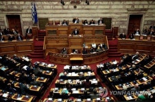 그리스에서도 동성커플 자녀 입양 길 열려…허용법안 의회통과